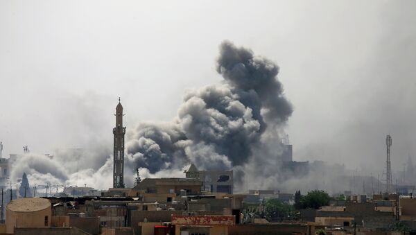 Consequências de ataques aéreos contra as posições de terroristas na cidade iraquiana - Sputnik Brasil