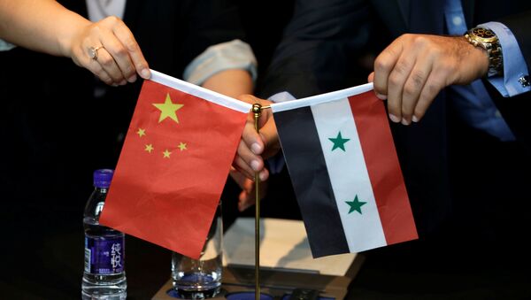 Empresários sírios e chineses exibem bandeiras dos dois países durante encontro em Pequim para discutir projetos de reconstrução da Síria - Sputnik Brasil