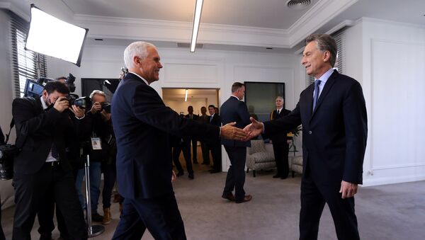 Presidente da Argentina, Mauricio Macri, recebendo o vice-presidente dos EUA, Mike Pence, em Buenos Aires - Sputnik Brasil