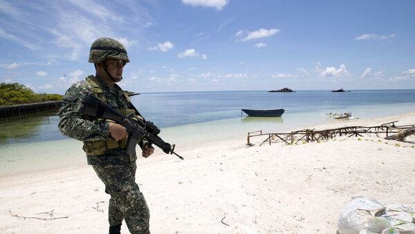 Um soldado filipino patrulhando a costa da ilha de Thitu, no arquipélago de Spratly, no mar do Sul da China (foto de arquivo) - Sputnik Brasil