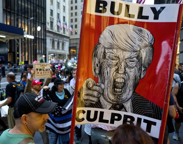 Manifestantes favoráveis e contrários ao presidente Donald Trump foram às ruas de Nova York - Sputnik Brasil