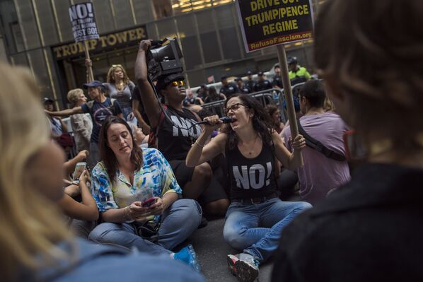 Manifestantes criticam resposta de Trump aos incidentes de Charlottesville - Sputnik Brasil