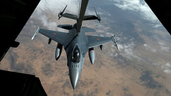 Caça F-16 da Bélgica recebe combustível de um KC-10 da Força Aérea americana durante missão da operação Inherent Resolve no Iraque e na Síria - Sputnik Brasil