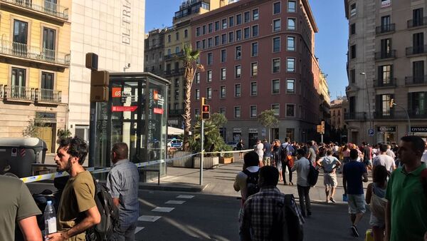 Pessoas se aglomeram nas ruas de Barcelona após atropelamento em massa na cidade - Sputnik Brasil