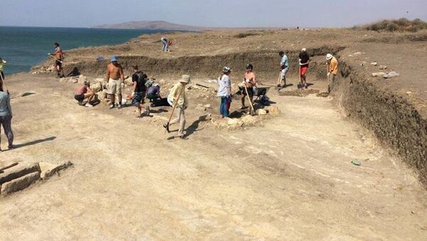 Arqueólogos escavando a necrópole de Kyz-Aul perto da cidade de Kerch, Crimeia - Sputnik Brasil