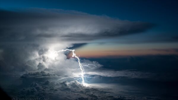 Piloto do Equador tira fotos encantadoras de tempestades a partir do avião - Sputnik Brasil