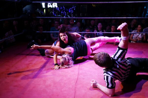 Mulheres lutando durante um show de wrestling feminino em Londres, em 12 de agosto de 2017 - Sputnik Brasil