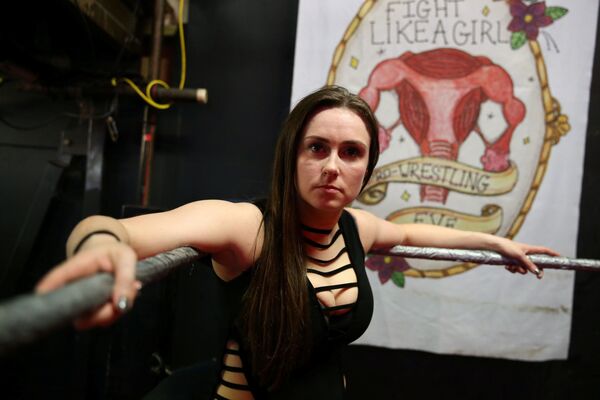 A lutadora Vicky Owen, que participa do show com apelido Jetta, posando antes do início do evento - Sputnik Brasil