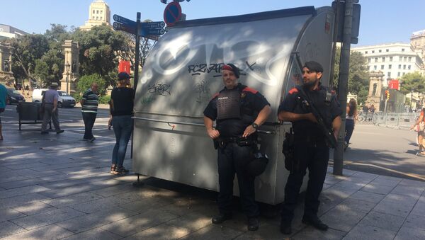 Agentes da polícia guardam a praça da Catalunha, no centro de Barcelona, em 18 de agosto de 2017, um dia depois do atentado terrorista do dia 17 - Sputnik Brasil