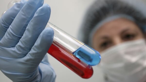 Laboratorista vendo amostra de sangue (foto de arquivo) - Sputnik Brasil