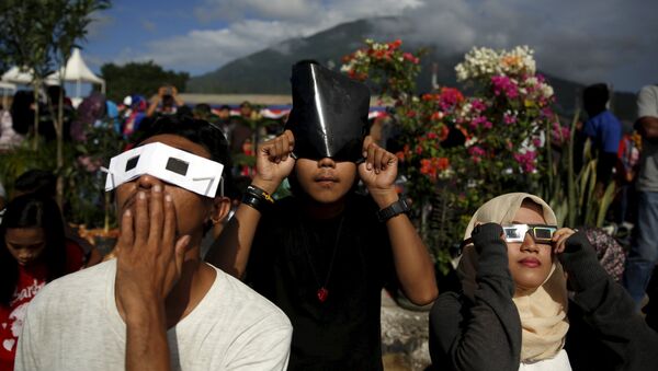 Jovens observam eclipse solar Indonésia, em 2016 - Sputnik Brasil