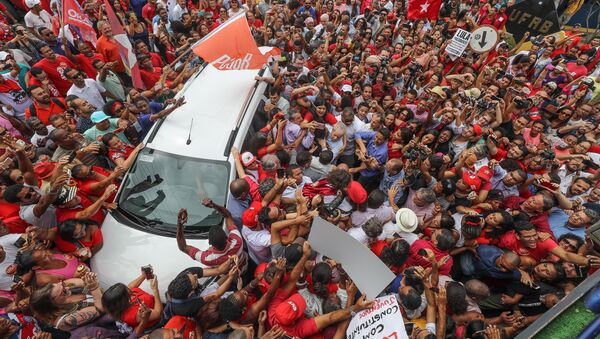 Carro que transporta Lula é cercado em Cruz das Almas, Bahia - Sputnik Brasil
