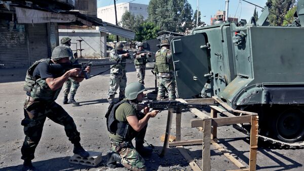 Lebanese army soldiers open fire during clashes with Islamic militants in the northern port city of Tripoli, Lebanon. - Sputnik Brasil