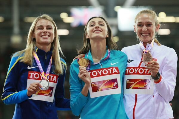 Medalhistas do salto em altura: Yulia Levchenko, Ucrânia, medalha de prata (esquerda), Maria Lasitskene, Rússia, ouro (centro) e Kamila Lićwinko, Polônia, bronze (direita), em Londres - Sputnik Brasil