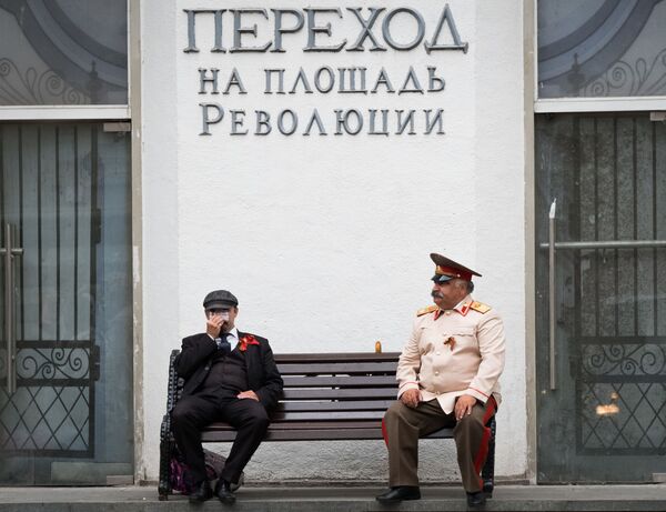 Atores vestidos de Lenin e Stalin sentados num banco no centro de Moscou - Sputnik Brasil