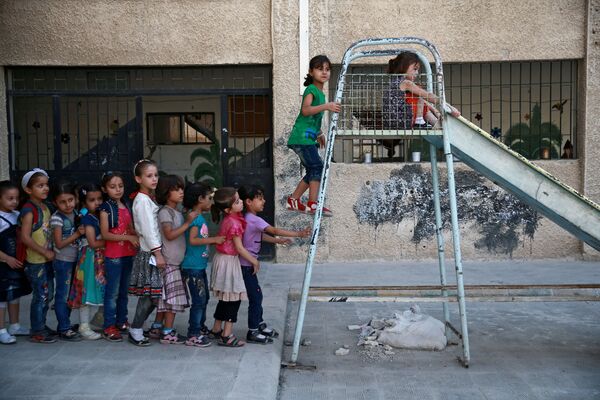 Alunos brincam em uma das escolas de Damasco, Síria - Sputnik Brasil