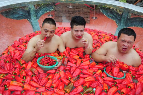 Participantes da competição de comer pimentos na província chinesa de Hunan - Sputnik Brasil