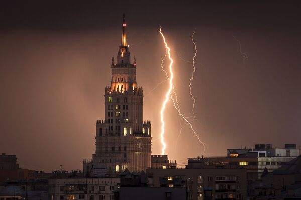 Relâmpago no céu sobre arranha-céu moscovita - Sputnik Brasil
