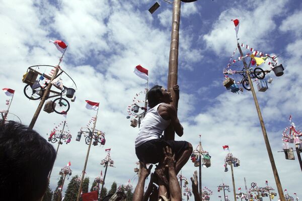 Homem tenta subir ao topo do poste para ganhar bicicleta. A competição é realizada por ocasião do Dia da Independência, Bali, Indonésia - Sputnik Brasil