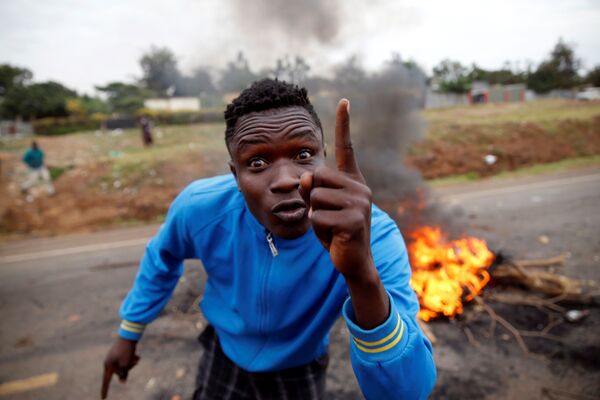 Manifestante apoiador do oposicionista Raila Odinga no Quênia - Sputnik Brasil