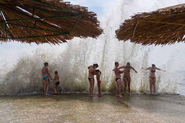 Pessoas na praia de Koktebel, Crimeia - Sputnik Brasil