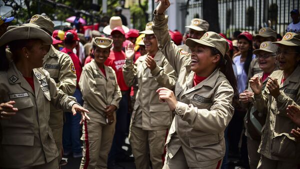 Milícia venezuelana mostra seu apoio ao presidente Maduro e sua oposição a Donald Trump - Sputnik Brasil