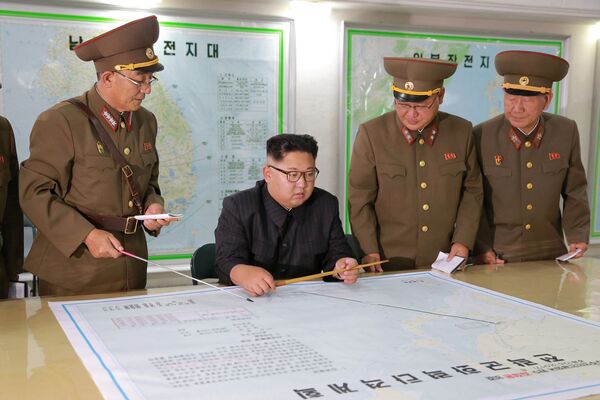 Líder norte-coreano, Kim Jong-un, examina um mapa - Sputnik Brasil