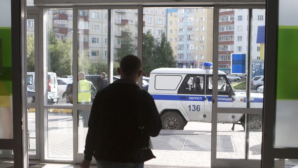 Police work in the center of Surgut on the site of a knife attack by an unidentified man who wounded eight people. - Sputnik Brasil