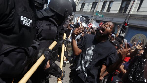 Homem gesticula com policiais, nas proximidades do protesto pela liberdade de expressão - Sputnik Brasil