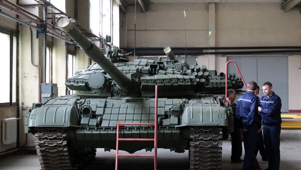 Um tanque T-72 na fábrica de veículos blindados na cidade ucraniana de Lvov - Sputnik Brasil