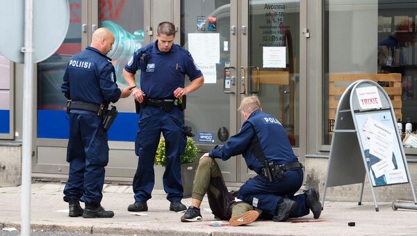 Oficiais da polícia da Finlândia perto de uma vítima na rua na cidade de Turku, onde em 18 de agosto de 2017 foi realizado um atentado - Sputnik Brasil