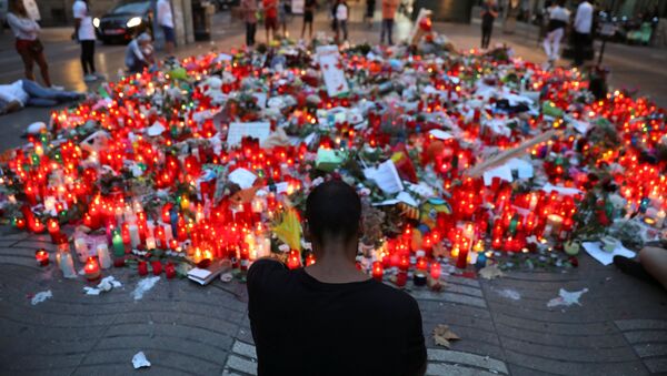 La gente rinde homenaje a las víctimas del atentado en La Rambla, Barcelona - Sputnik Brasil