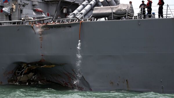 The U.S. Navy guided-missile destroyer USS John S. McCain is seen after a collision, in Singapore waters August 21, 2017. - Sputnik Brasil