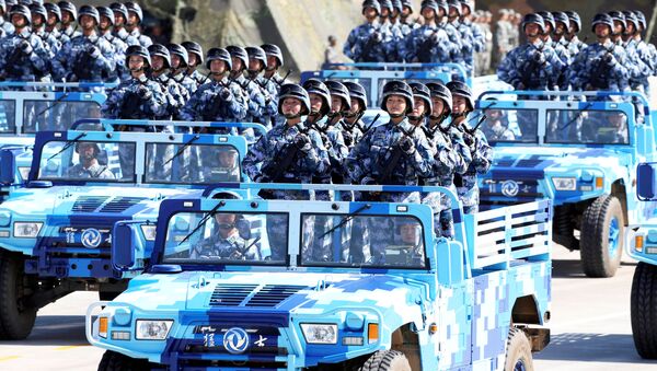 Militares do Exército de Libertação Popular durante o desfile militar comemorativo do 90° aniversário da fundação do exército, na base militar de Zhurihe na China, em 30 de julho de 2017 - Sputnik Brasil