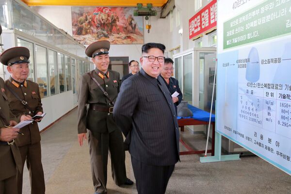 O líder norte-coreano Kim Jong-un, acompanhado por altos responsáveis do país, toma conhecimento em pormenor do processo de produção de ogivas e motores para os mísseis intercontinentais - Sputnik Brasil