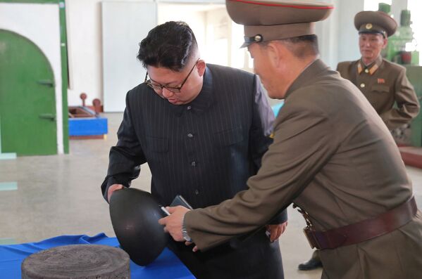 Kim Jong-un toma conhecimento de perto da produção de peças para os mísseis norte-coreanos, inclusive das tubeiras - Sputnik Brasil