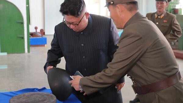 Kim Jong-un toma conhecimento de perto da produção de peças para os mísseis norte-coreanos, inclusive das tubeiras - Sputnik Brasil