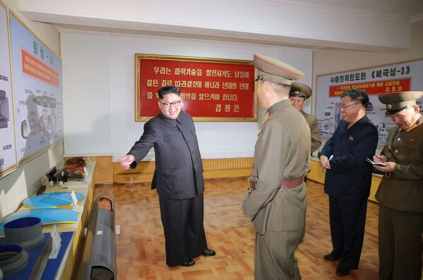 O líder norte-coreano Kim Jong-un observa o berço das ogivas norte-coreanas, o Instituto de Pesquisa em Materiais Químicos da Academia da Defesa Nacional - Sputnik Brasil