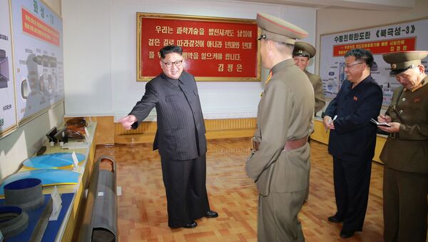 O líder norte-coreano Kim Jong-un observa o berço das ogivas norte-coreanas, o Instituto de Pesquisa em Materiais Químicos da Academia da Defesa Nacional - Sputnik Brasil