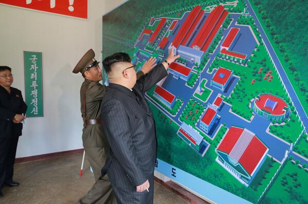 Kim Jong-un examina o mapa do complexo de edifícios do Instituto de Pesquisa de Materiais Químicos da Academia de Defesa Nacional - Sputnik Brasil