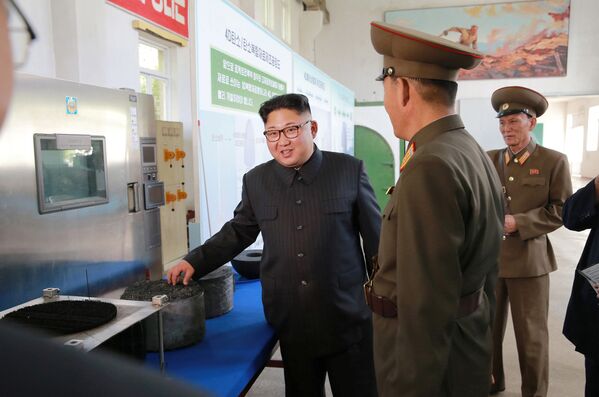 Kim Jong-un contata com os dirigentes do Instituto de Pesquisa de Materiais Químicos da Academia de Defesa Nacional - Sputnik Brasil