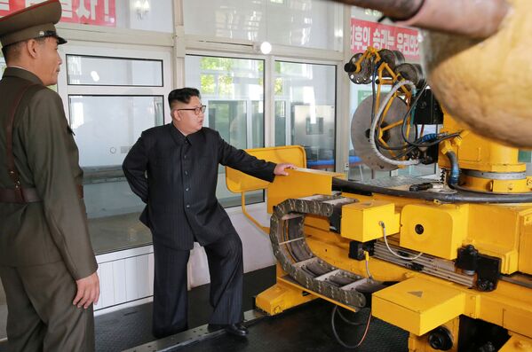 O líder da Coreia do Norte inspeciona de perto os ciclos de produção dos motores e ogivas para os mísseis intercontinentais norte-coreanos - Sputnik Brasil