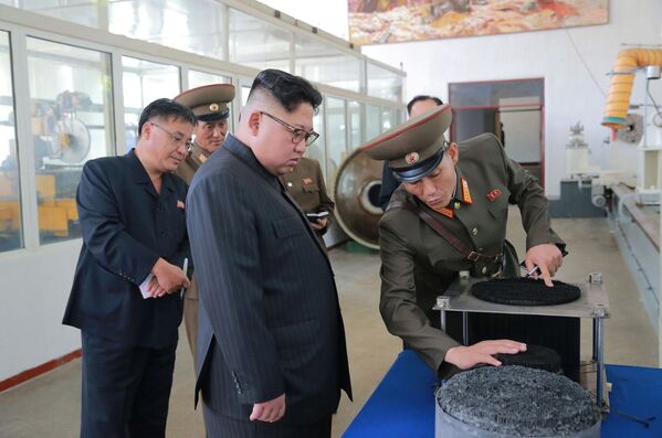 Altos responsáveis do instituto mostram ao líder norte-coreano como é a produção dos corações dos mísseis norte-coreanos - Sputnik Brasil
