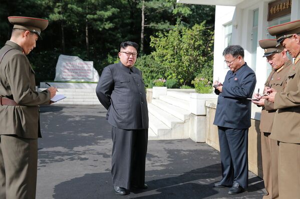 Kim Jong-un discursa junto à entrada do Instituto de Pesquisa de Materiais Químicos da Academia de Defesa Nacional - Sputnik Brasil
