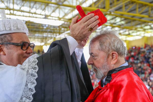 Lula sendo homenageado na Universidade Estadual de Alagoas - Sputnik Brasil
