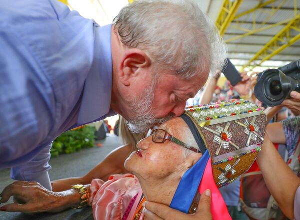 Ex-presidente Lula beija testa de mulher durante evento em sua homenagem na cidade alagoana de Arapiraca - Sputnik Brasil