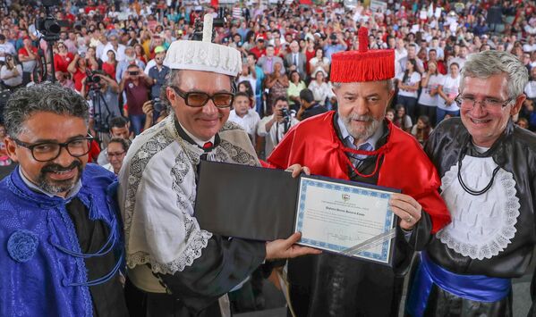 Luiz Inácio Lula da Silva recebendo título de  Doutor Honoris Causa da Uneal, em Arapiraca - Sputnik Brasil
