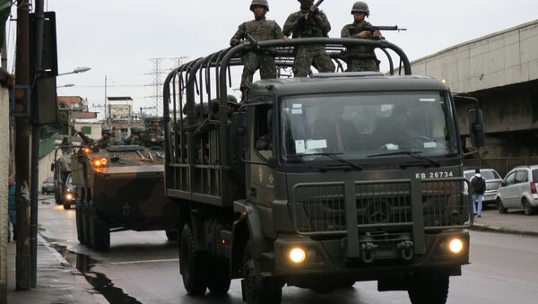 Militares das Forças Armadas fazem operação em comunidades do Rio - Sputnik Brasil