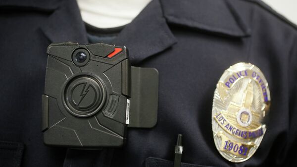 Um oficial da Polícia de Los Angeles com uma câmera acoplada ao corpo durante a demostração para a mídia em Los Angeles. - Sputnik Brasil