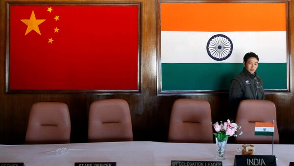 Bandeiras da Índia e da China (foto de arquivo) - Sputnik Brasil